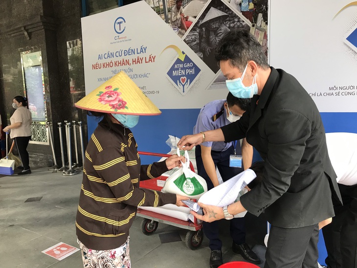 Dìu nhau đi qua những ngày khó - Ảnh 1. Dìu nhau đi qua những ngày khó - Ảnh 1.