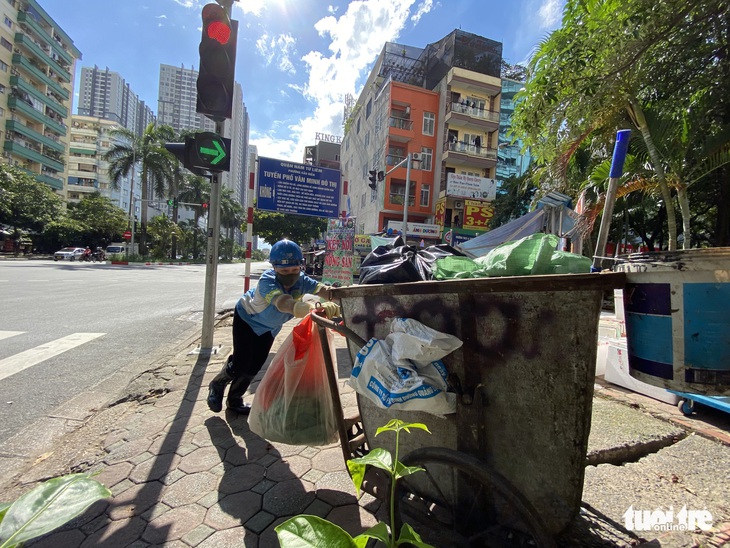 Công nhân môi trường vì nợ lương phải lượm ve chai: Công ty vi phạm nghiêm trọng luật lao động - Ảnh 1.