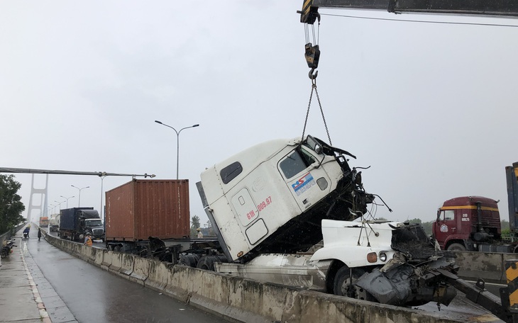 Giao thông khu vực cầu Phú Mỹ tê liệt vì tai nạn xe container