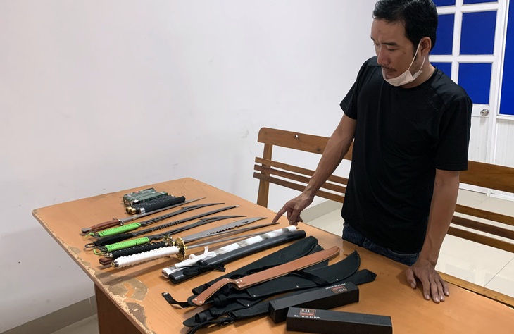 Mua dao, kiếm lên mạng xã hội rao bán kiếm lời - Ảnh 1. Mua dao, kiếm lên mạng xã hội rao bán kiếm lời - Ảnh 1.