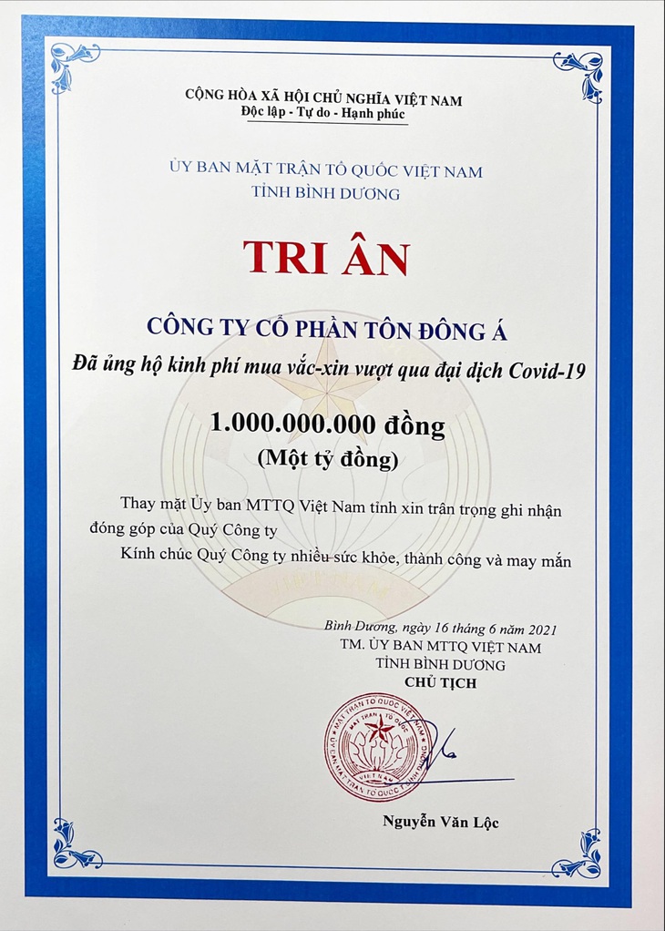 Tôn Đông Á trao 1 tỉ đồng để mua vắc xin phòng chống COVID-19 - Ảnh 2.