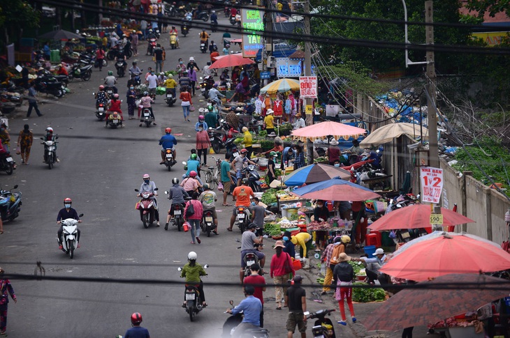 TP.HCM: Mẹ con người bán trái cây ở cổng Công ty PouYuen dương tính COVID-19 - Ảnh 1.