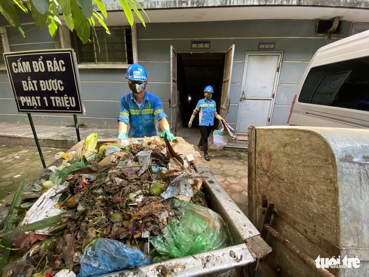 Chủ tịch Hà Nội yêu cầu xử lý vụ nợ lương hàng trăm công nhân môi trường - Ảnh 1.