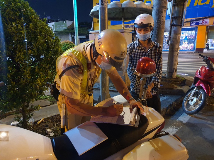 ‘Nhà tôi gần đây, đi ra mua thức ăn chút xíu nên không đeo khẩu trang!’ - Ảnh 2.