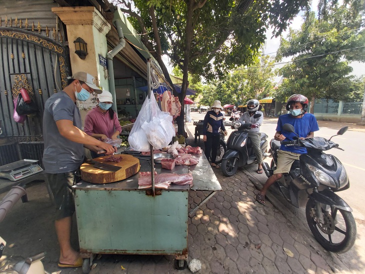 Siêu thị tăng lượng hàng dự trữ khi TP.HCM nâng mức giãn cách - Ảnh 2. Siêu thị tăng lượng hàng dự trữ khi TP.HCM nâng mức giãn cách - Ảnh 2.