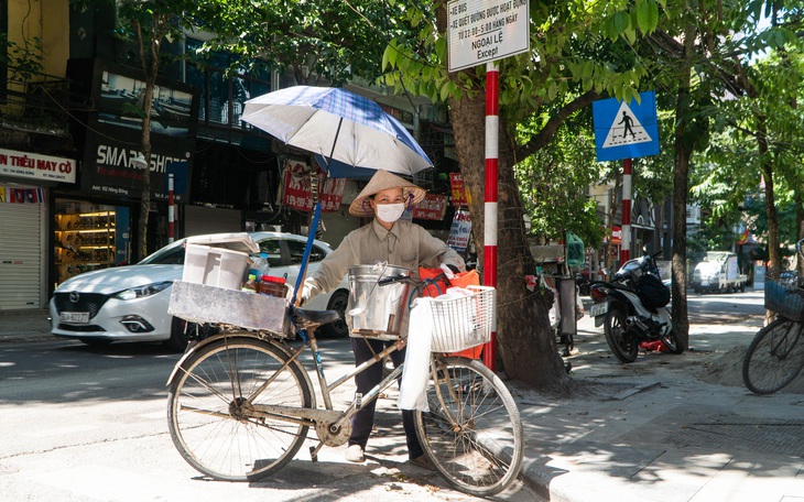 Nắng nóng như nung, người Hà Nội vẫn phơi mình mưu sinh