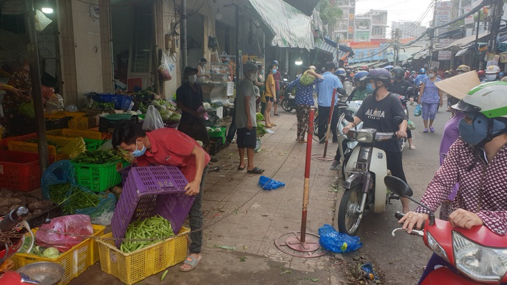 Chợ tự phát đã bớt đông, người mua tràn qua chợ truyền thống, siêu thị - Ảnh 10.