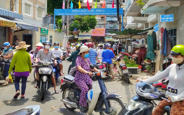 Chợ tự phát đông, lợi dụng tăng giá