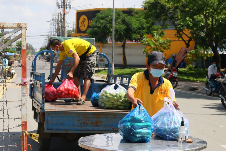 Đảm bảo cuộc sống cho hơn 65.000  dân 6 khu phong tỏa - Ảnh 1.