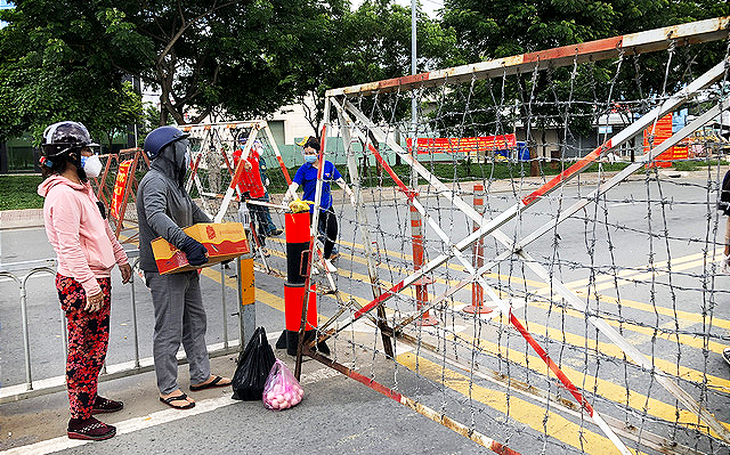 Chốt chồng chốt, người đến tiếp tế khu phong tỏa phải quay về