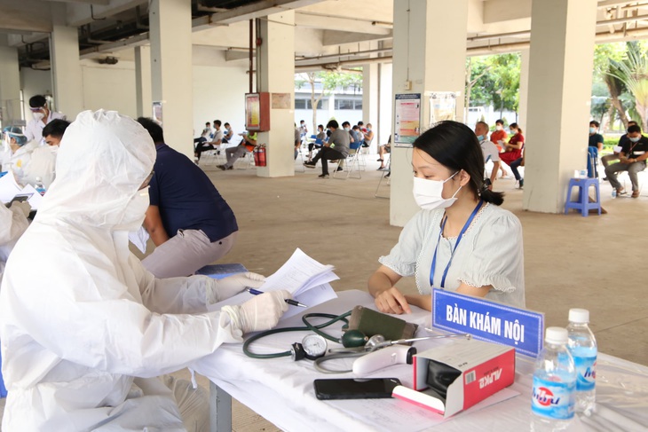 Khoảng 120.000 công nhân ở Bắc Giang sẽ lần lượt trở lại nhà máy - Ảnh 1.