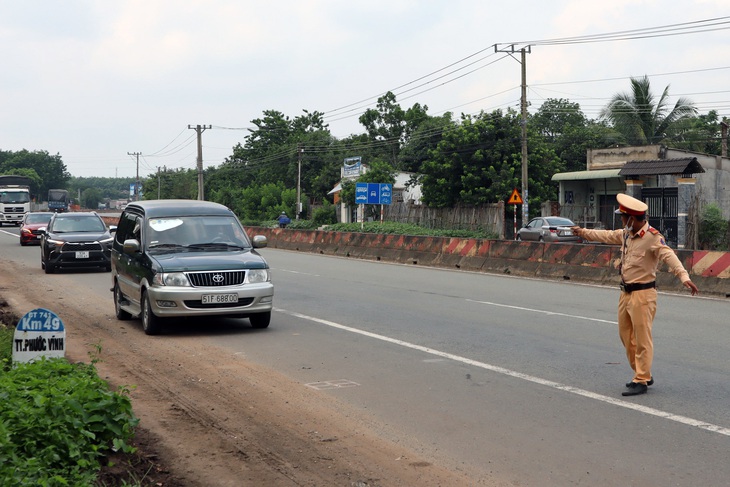 Nổ súng chỉ thiên, truy đuổi hơn 20km bắt ôtô thông chốt kiểm soát - Ảnh 1.