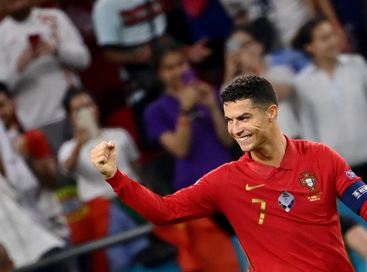 Ronaldo san bằng kỷ lục ghi bàn của bóng đá thế giới - Ảnh 1.