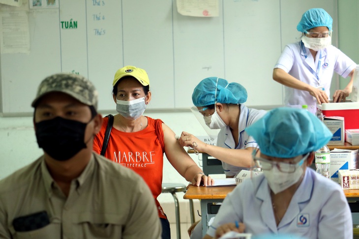 Phải chống dịch bằng hai chân - Ảnh 1. Phải chống dịch bằng hai chân - Ảnh 1.