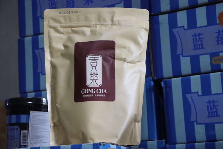 Thu giữ hàng tấn nguyên liệu trà sữa chưa rõ nguồn gốc - Ảnh 3.
