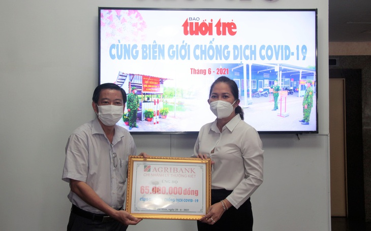 Agribank Lý Thường Kiệt góp tiền ủng hộ biên giới chống dịch COVID-19