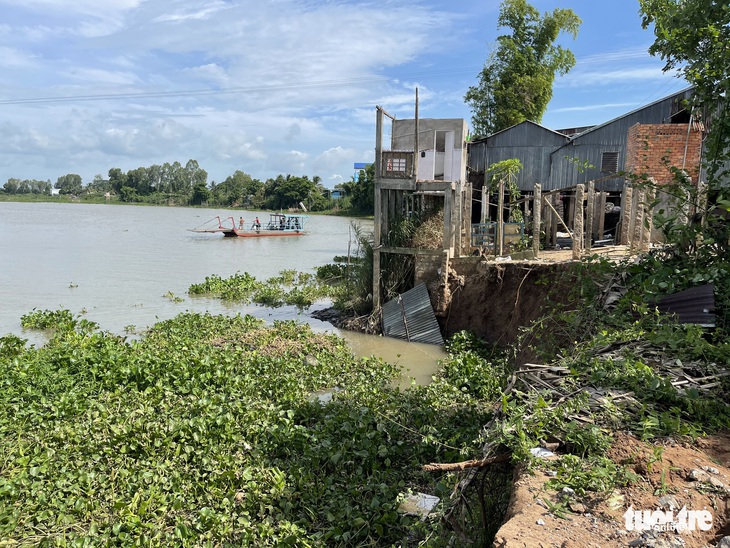 An Giang ban bố tình huống khẩn cấp sạt lở bờ sông Châu Đốc - Ảnh 1.