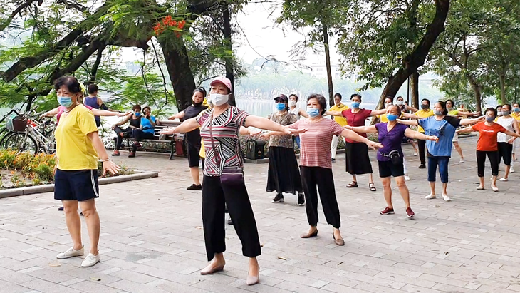 Hà Nội hỏa tốc yêu cầu người dân chỉ ra ngoài khi cần thiết, tạm dừng thể thao ngoài trời - Ảnh 1.