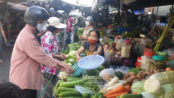 Bớt lo chợ Hóc Môn đóng cửa - Ảnh 1.