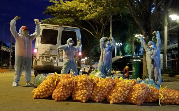 Chuyện tình thương mến thương trong chung cư bị phong tỏa