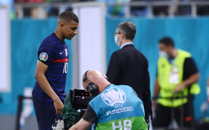 Video: Mbappe sút hỏng luân lưu 