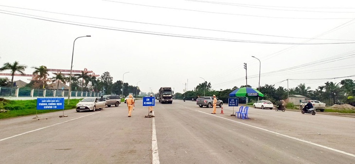 Lọt ca F0, Quảng Ninh kiểm điểm, hạ thi đua nhiều cán bộ trực chốt - Ảnh 1.