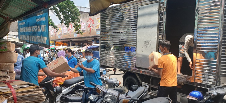 Giá rau, thịt... tăng và thực phẩm đang tấp nập đổ về đầy kho ở TP.HCM - Ảnh 2.