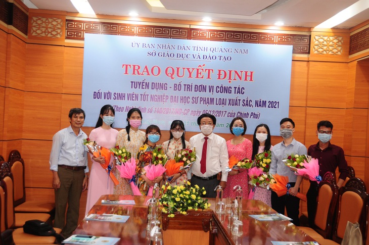 Mời sinh viên xuất sắc về dạy học - Ảnh 1. Mời sinh viên xuất sắc về dạy học - Ảnh 1.