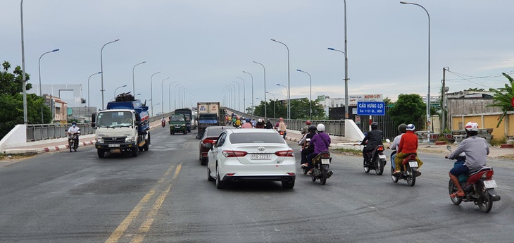 Điều tiết giao thông đảm bảo an toàn khi sửa chữa cầu Hưng Lợi - Ảnh 1.