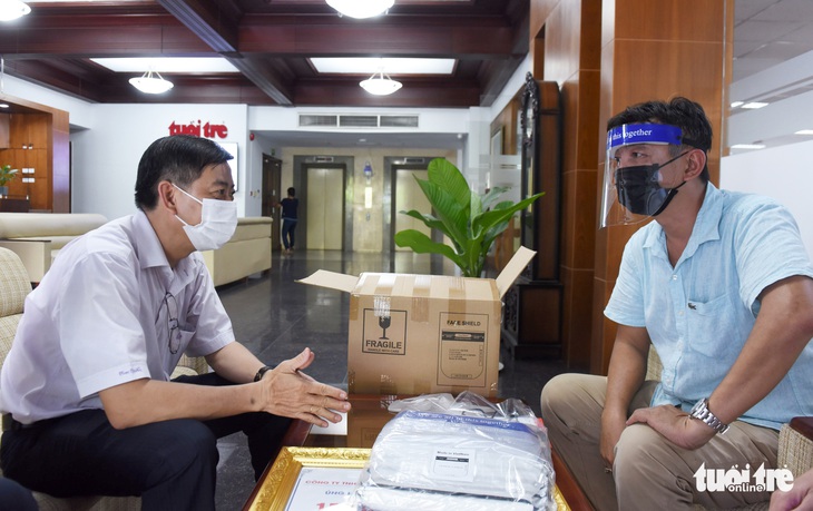 Giám đốc tặng 15.000 tấm chắn cho lực lượng chống dịch: ‘Nếu cần nữa xin hãy gọi - Ảnh 1.