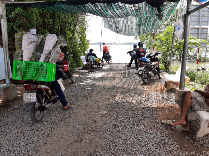 Hậu Giang ra văn bản ‘ngăn sông’, hàng trăm công nhân than trời - Ảnh 1.