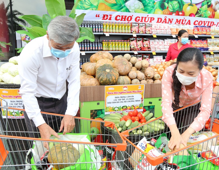 Thủ Đức khai trương siêu thị nghĩa tình, đi chợ giúp người dân bị cách ly - Ảnh 3. Thủ Đức khai trương siêu thị nghĩa tình, đi chợ giúp người dân bị cách ly - Ảnh 3.