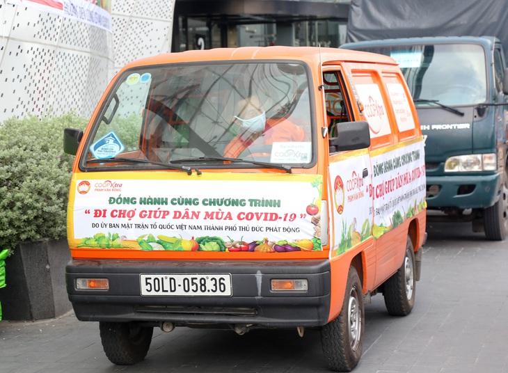 Thủ Đức khai trương siêu thị nghĩa tình, đi chợ giúp người dân bị cách ly - Ảnh 4. Thủ Đức khai trương siêu thị nghĩa tình, đi chợ giúp người dân bị cách ly - Ảnh 4.