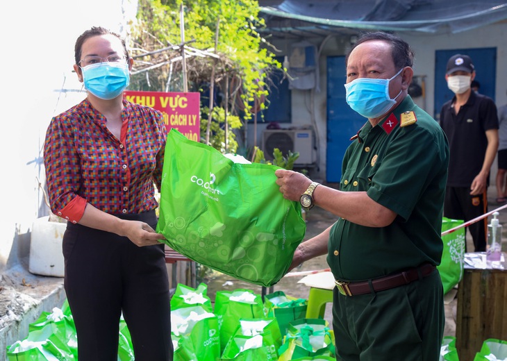 Thủ Đức khai trương siêu thị nghĩa tình, đi chợ giúp người dân bị cách ly - Ảnh 5. Thủ Đức khai trương siêu thị nghĩa tình, đi chợ giúp người dân bị cách ly - Ảnh 5.