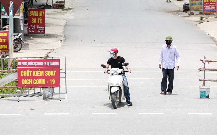 Xử lý trách nhiệm người đứng đầu xã để nhân viên tiêm chủng ở vùng phong tỏa đi làm