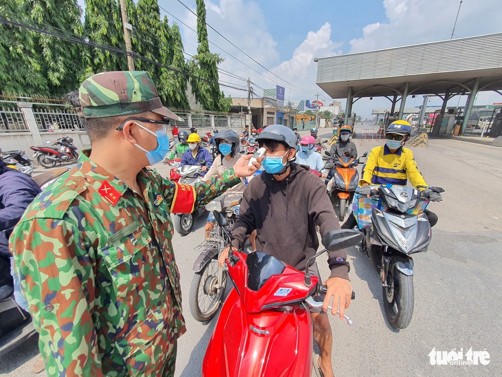 Người khai báo y tế ở chốt cầu Đồng Nai xong được gửi về địa phương liên hệ cách ly - Ảnh 5.