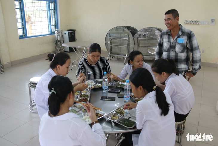 Thí sinh, phụ huynh được ăn ở miễn phí tại điểm thi vào lớp 10 đặc biệt ở Huế - Ảnh 3.