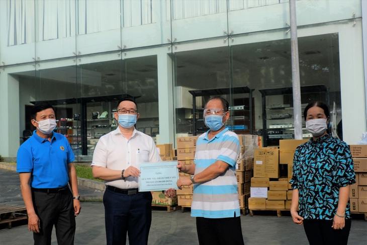 Tổng giám đốc cách ly cùng 780 công nhân: Xúc động vì nhận được nhiều hàng hỗ trợ - Ảnh 2. Tổng giám đốc cách ly cùng 780 công nhân: Xúc động vì nhận được nhiều hàng hỗ trợ - Ảnh 2.