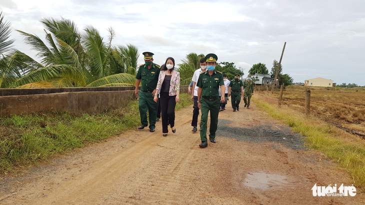 Phó chủ tịch nước làm việc với lực lượng chống dịch COVID-19 tại An Giang - Ảnh 1.