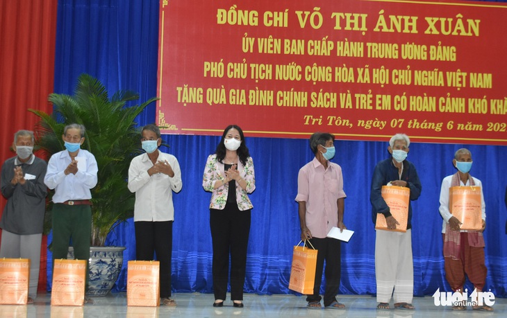 Phó chủ tịch nước làm việc với lực lượng chống dịch COVID-19 tại An Giang - Ảnh 3.