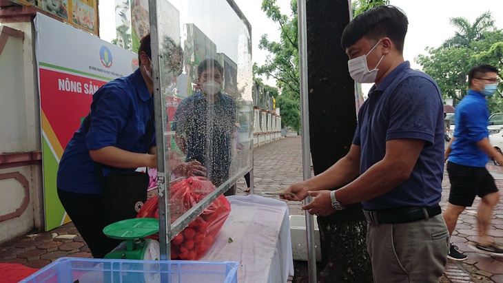 4 đơn vị chung tay bán vải, mận an toàn phòng dịch COVID-19 - Ảnh 2. 4 đơn vị chung tay bán vải, mận an toàn phòng dịch COVID-19 - Ảnh 2.