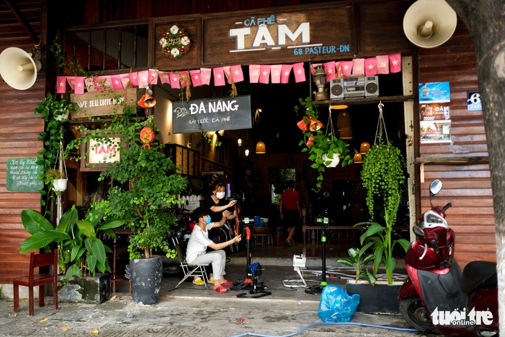 Hàng quán Đà Nẵng phun xịt, chờ mở cửa lại từ ngày mai - Ảnh 3. Hàng quán Đà Nẵng phun xịt, chờ mở cửa lại từ ngày mai - Ảnh 3.