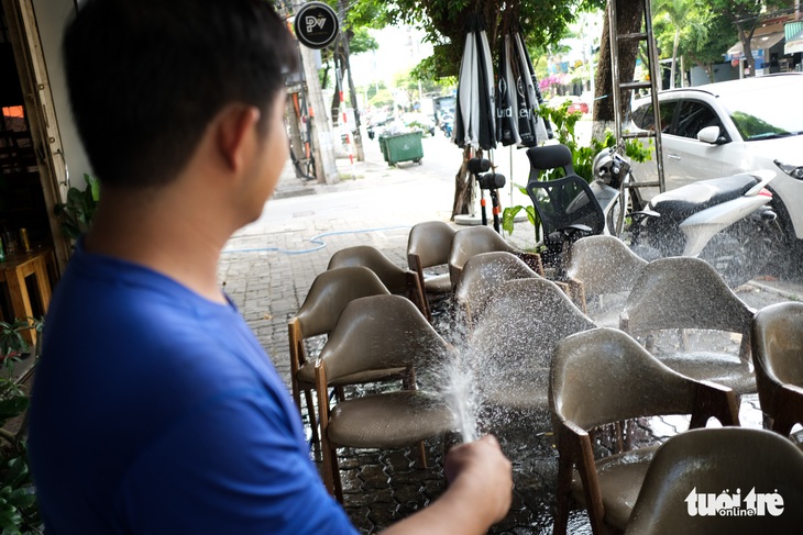 Hàng quán Đà Nẵng phun xịt, chờ mở cửa lại từ ngày mai - Ảnh 1. Hàng quán Đà Nẵng phun xịt, chờ mở cửa lại từ ngày mai - Ảnh 1.