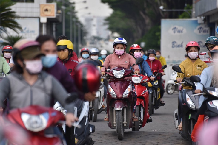 Nữ công nhân Công ty PouYuen Việt Nam nghi mắc COVID-19, lấy mẫu xét nghiệm 3.000 người - Ảnh 1.