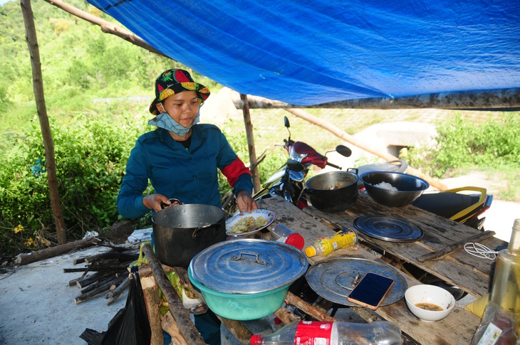 Rừng ươi náo động, người dân và kiểm lâm lập lán chốt chặn ở cửa rừng - Ảnh 3.