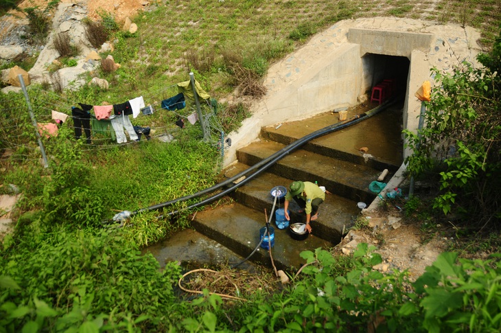 Rừng ươi náo động, người dân và kiểm lâm lập lán chốt chặn ở cửa rừng - Ảnh 4.