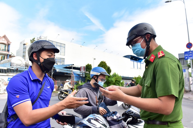 TP.HCM phạt không khẩu trang, ra đường không lý do chính đáng... hơn 1,2 tỉ đồng - Ảnh 1.