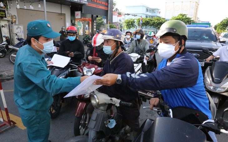 Ngày thứ hai TP.HCM giãn cách, chốt liên quận kiểm soát chặt ra vào