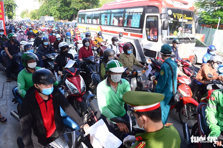 Ngày thứ hai TP.HCM giãn cách, chốt liên quận kiểm soát chặt ra vào - Ảnh 5.