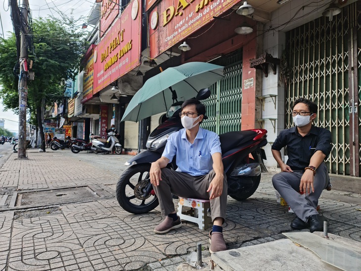 Đội nắng mưa hỗ trợ trò đi thi - Ảnh 1. Đội nắng mưa hỗ trợ trò đi thi - Ảnh 1.